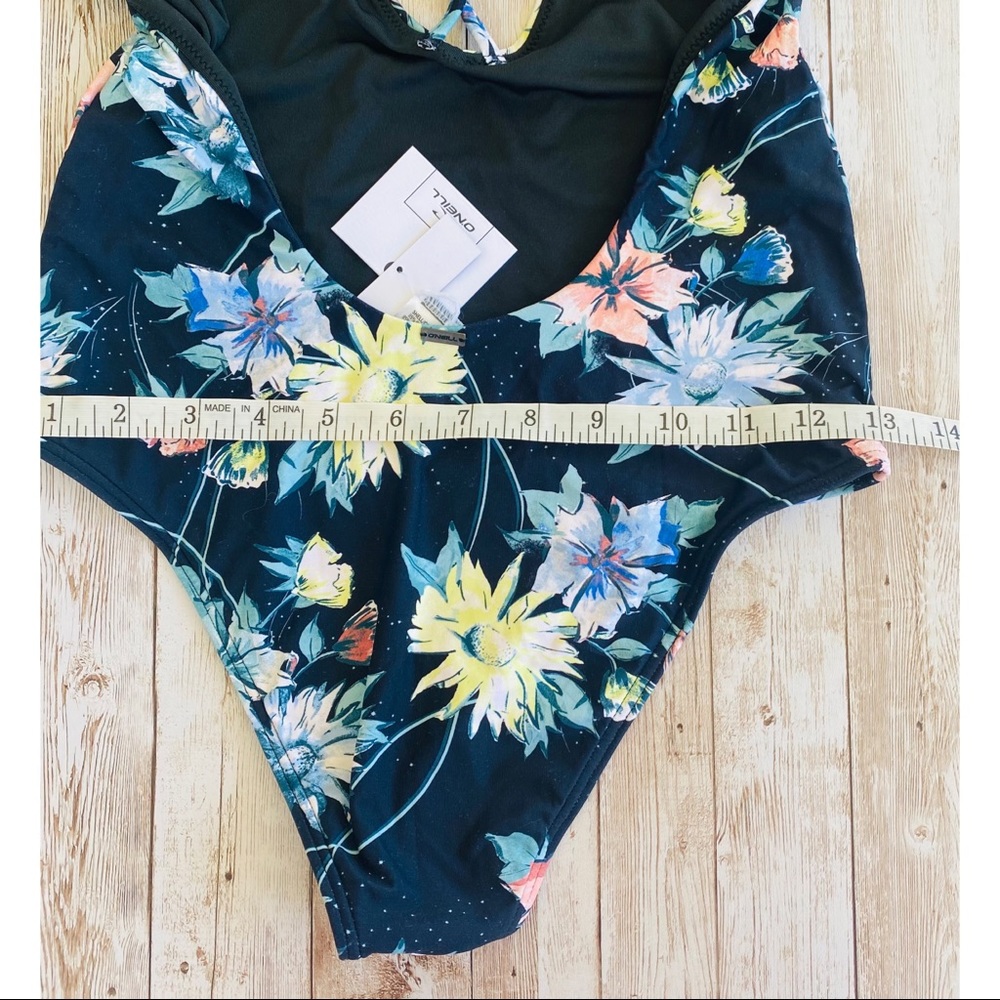 O’Neill ‘Dahlia’ One Piece - Picture 11 of 12